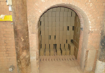 Bloco estrutural dentro do forno para queima